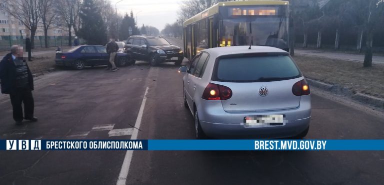 На выезде с дворовой территории в Пинске столкнулись три автомобиля