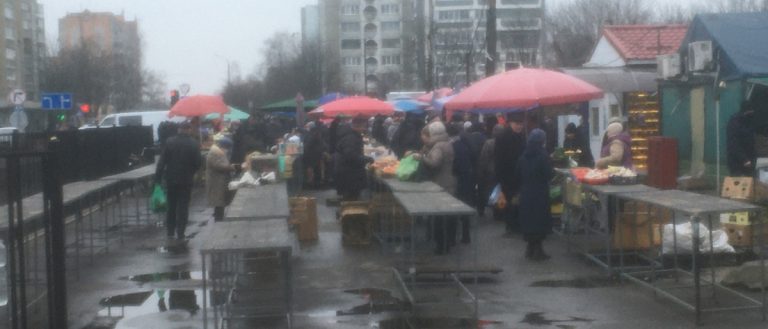Классическая продуктовая корзина пинчанина на рынке города
