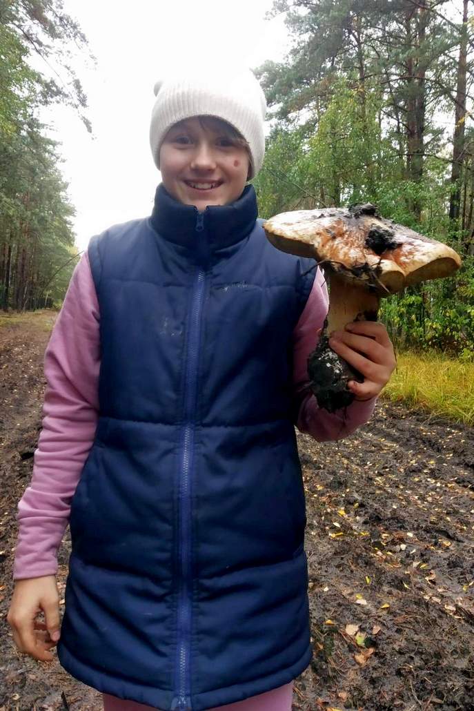 Настя Олехнович со своим трофейным белым грибом