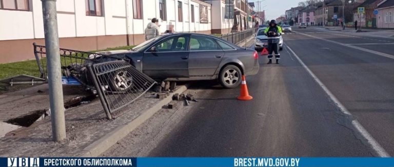 Пинчанин на «Ауди» снёс три пролёта забора