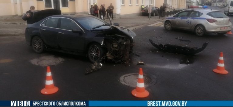 В Пинске «хонданулись» два авто