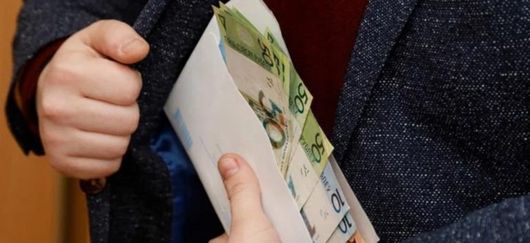 За зарплату в конвертах задержали работников транспортной фирмы в Пинске