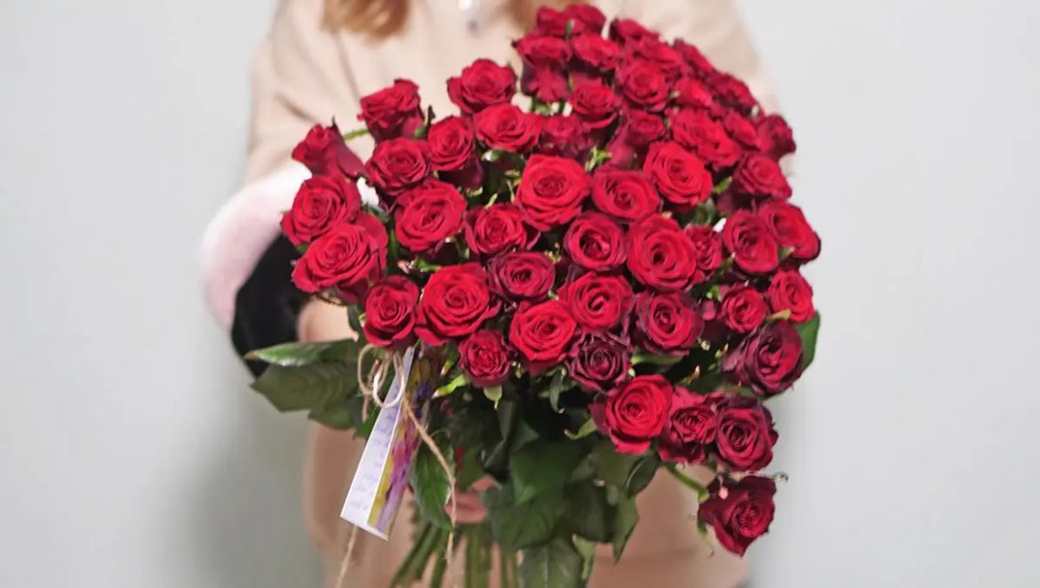 Любая женщина любит получать в качестве подарка цветы. Они вызывают радостную улыбку, хорошее настроение.