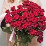 Любая женщина любит получать в качестве подарка цветы. Они вызывают радостную улыбку, хорошее настроение.