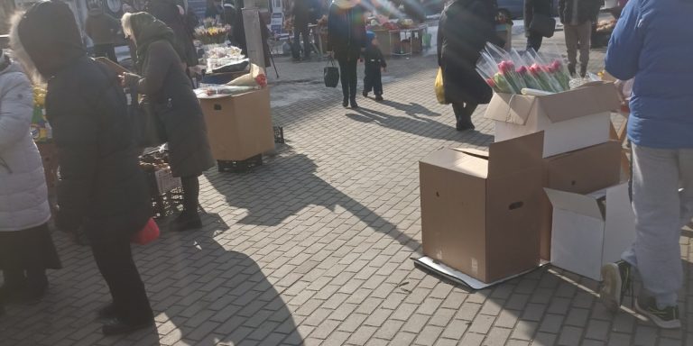 Праздник к нам приходит: какие цены на цветы?