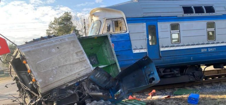 Дизель-поезд врезался в трактор недалеко от Бреста