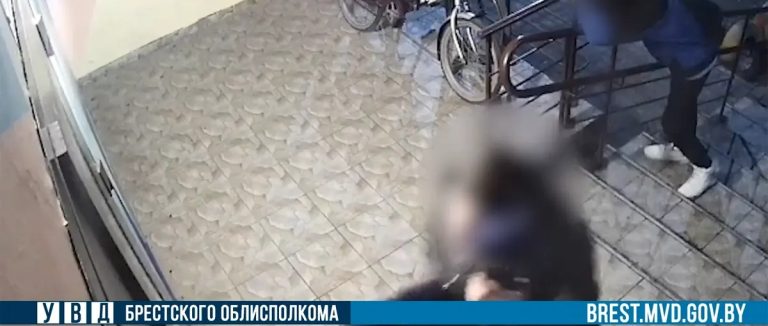 Парень сломал дверь, потому что девушка перестала с ним переписываться