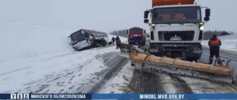 Первые последствия снегопада: маршрутка не доехала в Минск, опаздывают даже поезда
