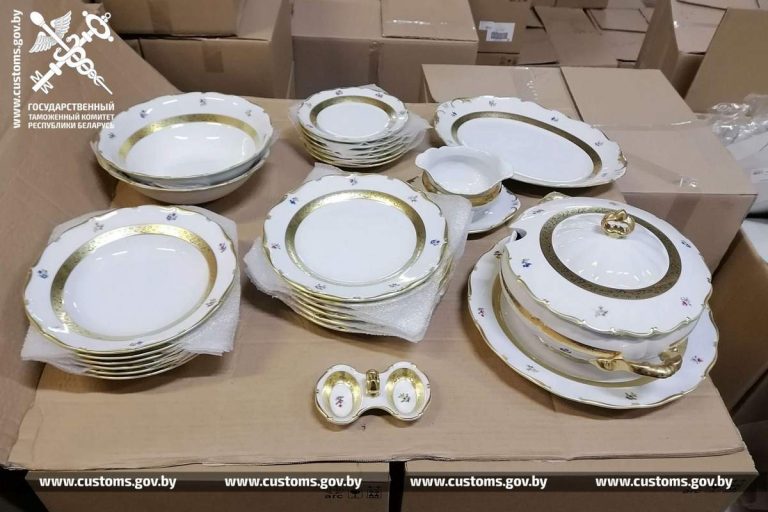 Крупную партию посуды задержали на белорусско-польской границе Согласно документам стоимость партии столовой и кухонной посуды составляла около 43 тысяч рублей. Однако на самом деле он был занижен в 30 раз.