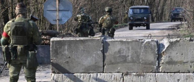 Дальнобойщик пытался подорвать военных на трассе