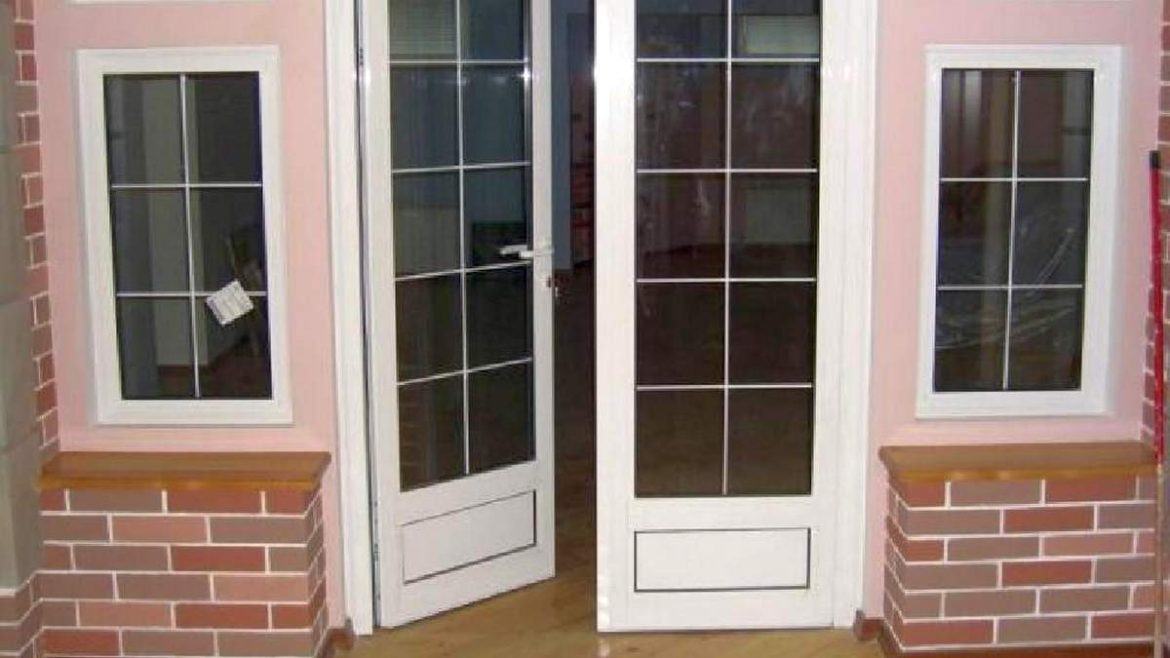 Особенности дверей из ПВХ и советы по их выбору