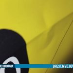 Житель Пинска побил автомобиль такси Житель Пинска побил автомобиль такси