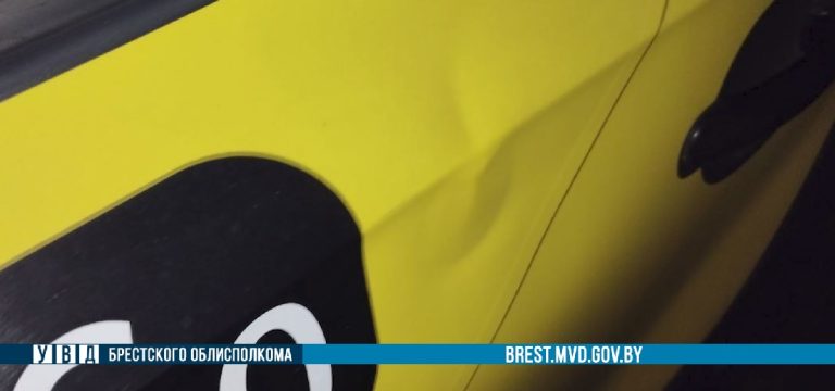 Житель Пинска побил автомобиль такси