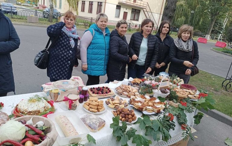 В Пинске проходит ярмарка ко Дню матери