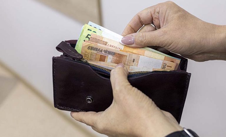 На предприятиях в Брестской области вовремя не платят зарплату