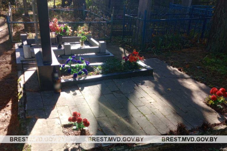 В Барановичах мужчина похитил могильную ограду и сдал на металлолом