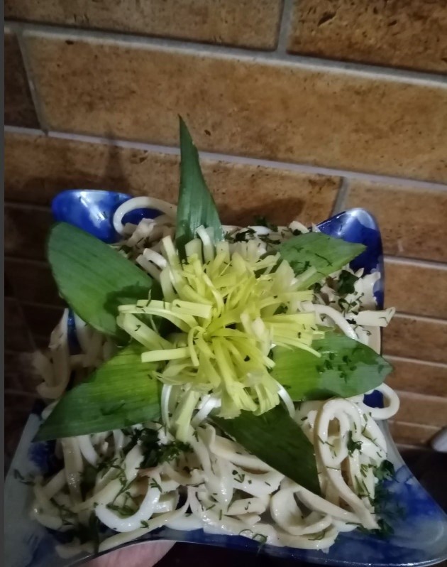 Салат с кальмарами