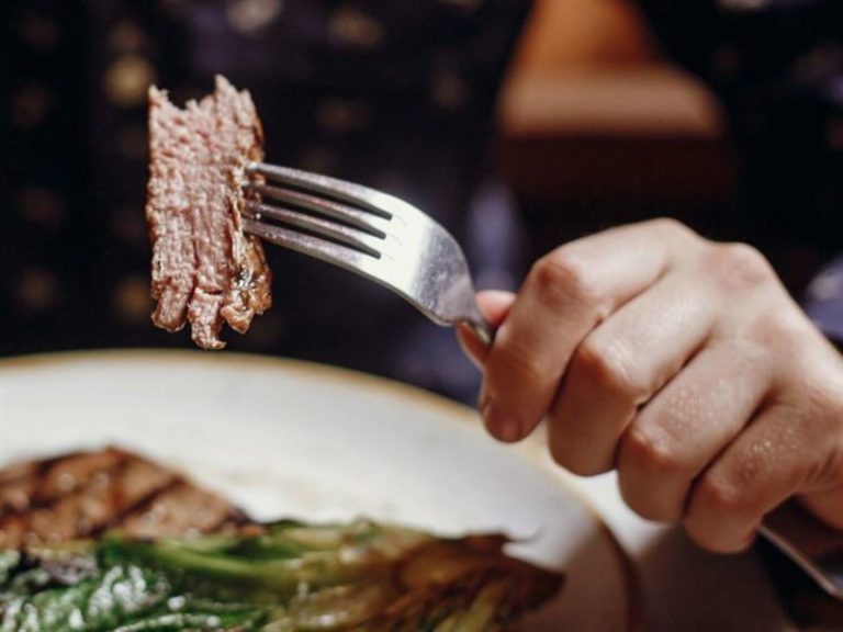 Мужчина в Иваново закусывал мясом во время застолья и умер