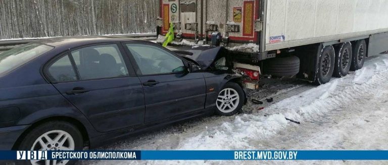 Водитель BMW из Белоозёрска врезался в фуру в очереди под Брестом БМВ врезался в фуру