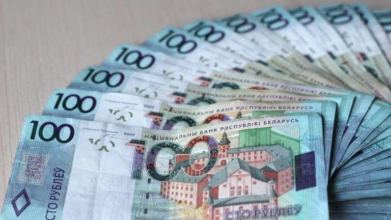 Резко выросло количество переводов из Беларуси за рубеж Белорусские рубли – иллюстрация к теме зарплат в Минске