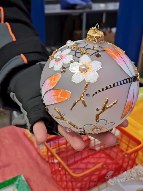 Ёлочная игрушка шарик 180 рублей