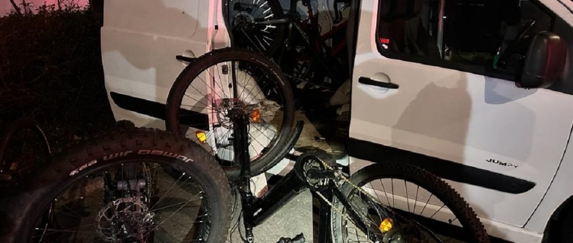 Микроавтобус с крадеными велосипедами