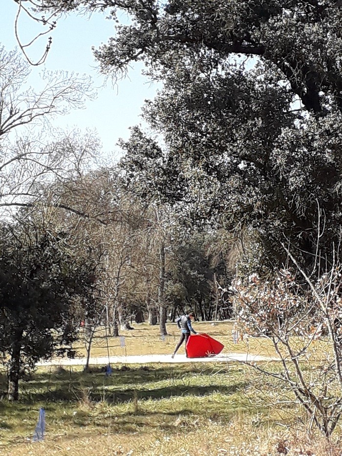 Молодой тореадор тренируется в парке Casa de Campo Мадрида