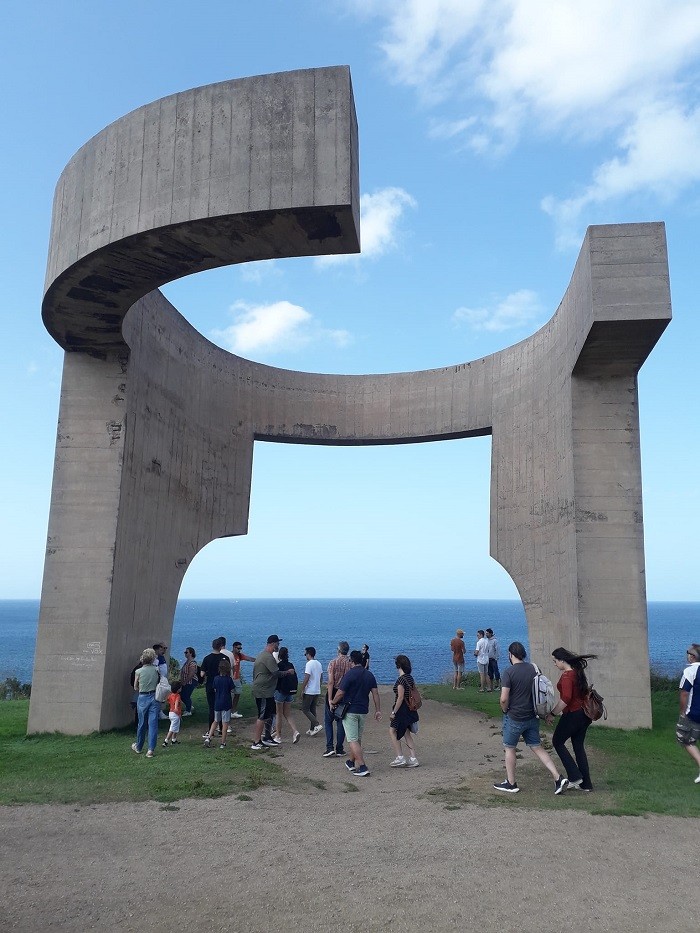 Немного странная железобетонная скульптура в г. Хихон с названием Хвала горизонту
