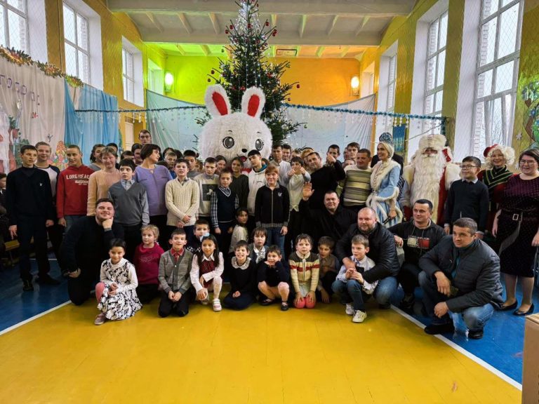 «Расплакался, как мальчишка»: брестские маршрутчики привезли праздник в школу-интернат