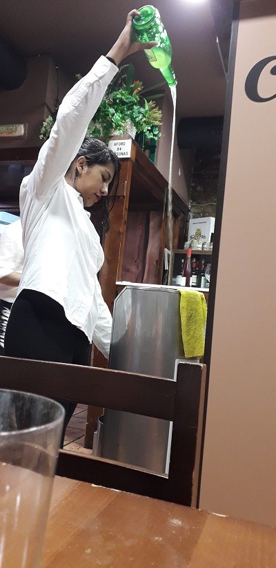 Официантка, наливающая сидр