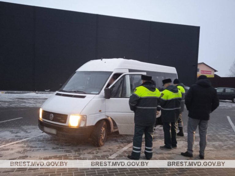 Водитель из Ивацевичей вез много водки без документов