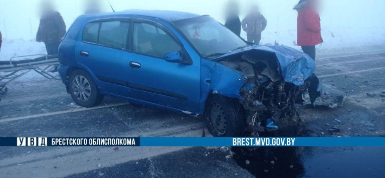 Три человека пострадали в лобовом столкновении машин в Столинском районе