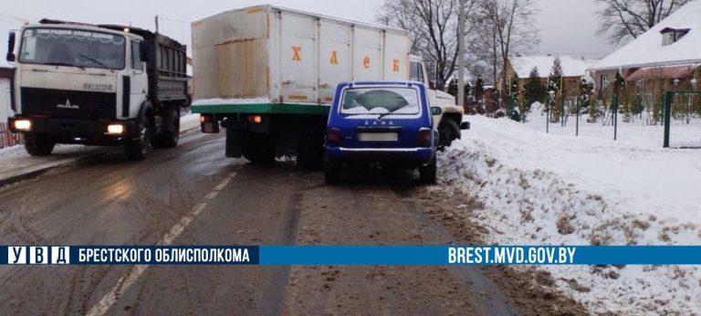 Грузовик с хлебом подрезал «Ладу» на дороге в Телеханах