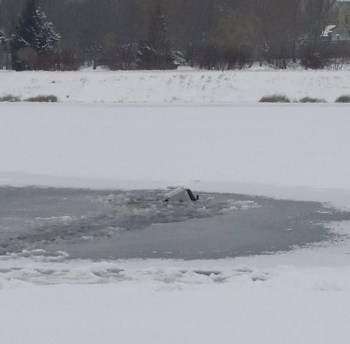 рыбак провалился