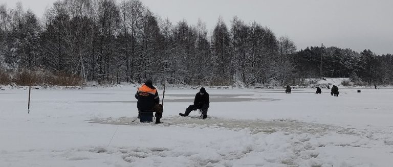 В Столинском районе рыбака не пустили на лёд, а он снова пришёл рыбалка зима Брест