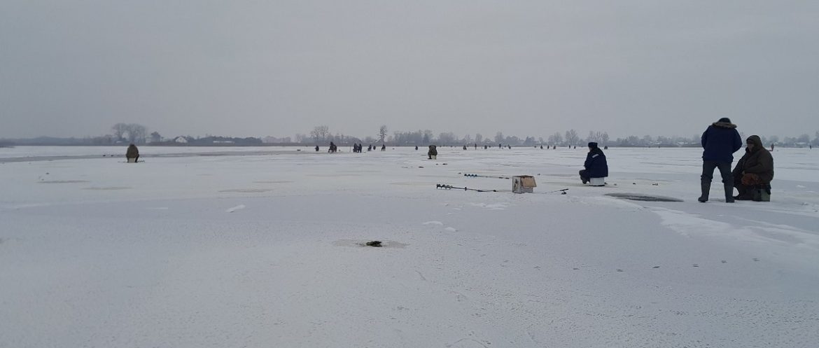 Зимняя рыбалка на озере в Спорово