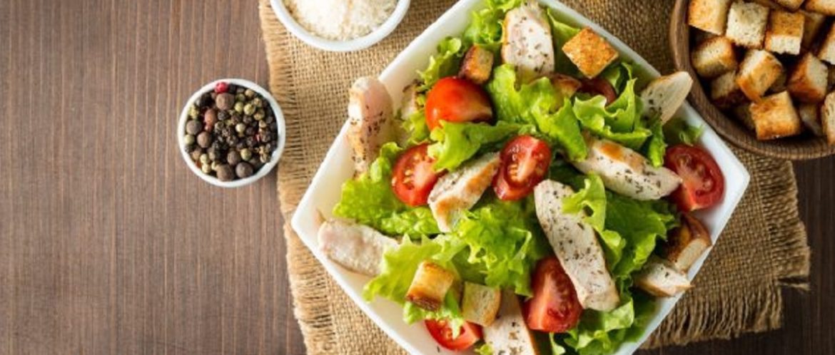 салат Цезарь