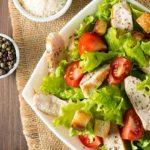 салат Цезарь