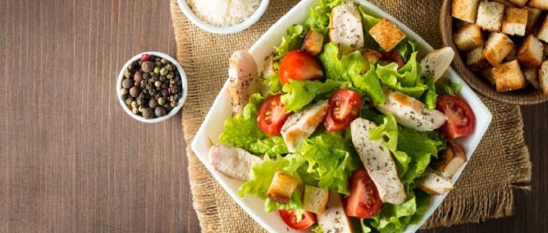 Жалоба: почему мало мяса в салате «Цезарь»? салат Цезарь