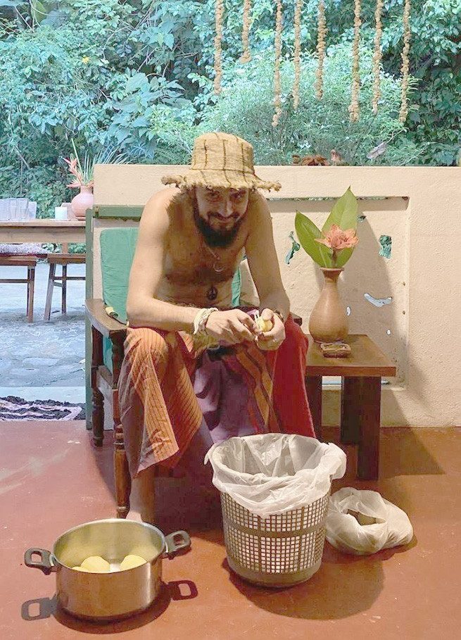 белорус на острове чистит картоху