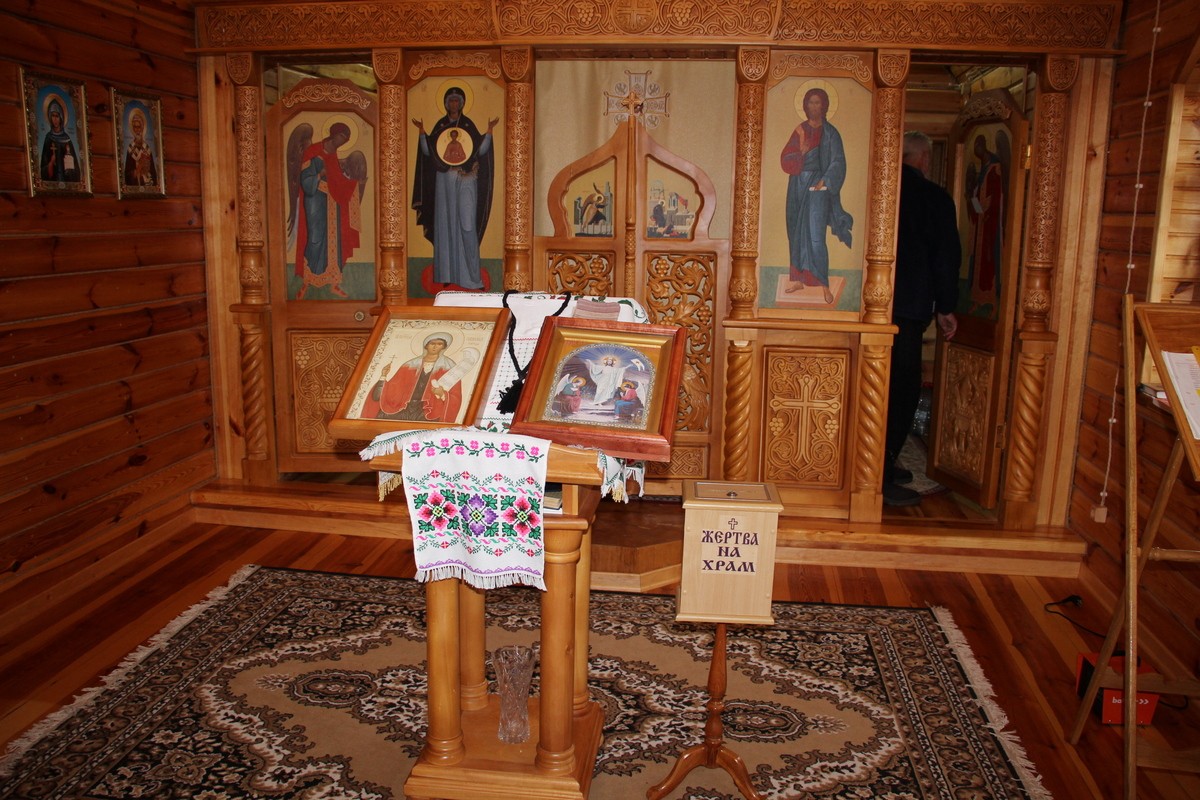 Внутри часовни в Бобровичах