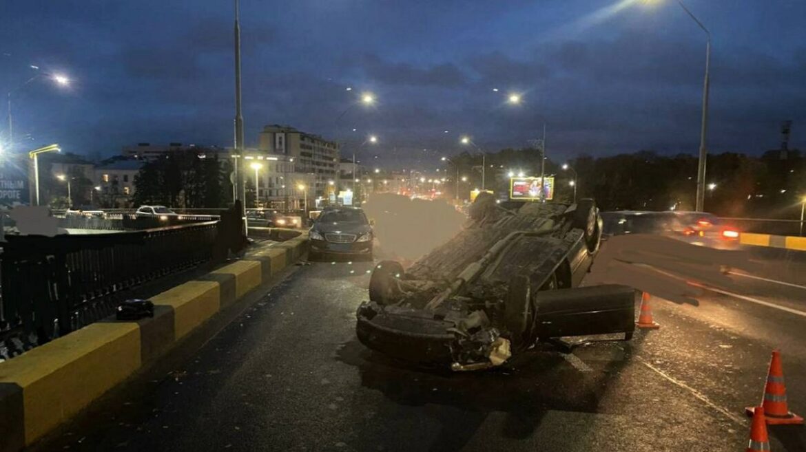 В Бресте Rover оказался на крыше на мосту ДТП в Бресте на мосту