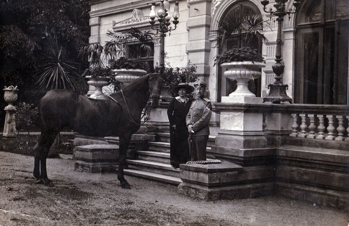 Геновефа с сыном Юрием у в хода в виллу