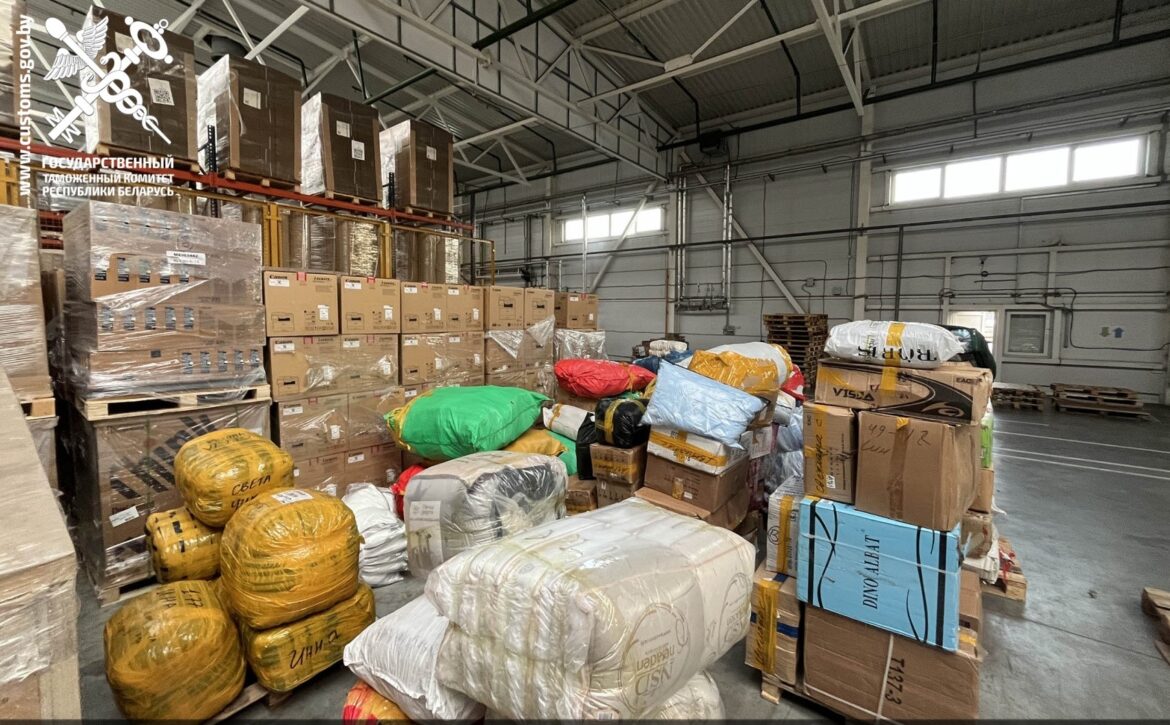 склад с коробками и мешками с задержанным товаром на таможне Беларуси
