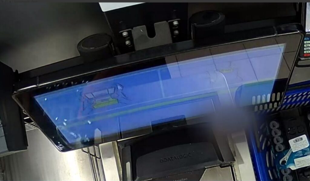 Мужчина придумал, как обмануть кассу самообслуживания Касса