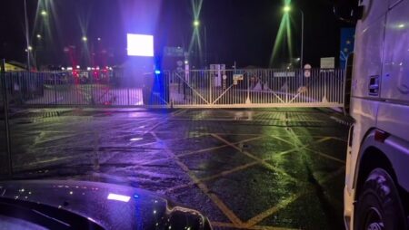 Литва закрыла границу