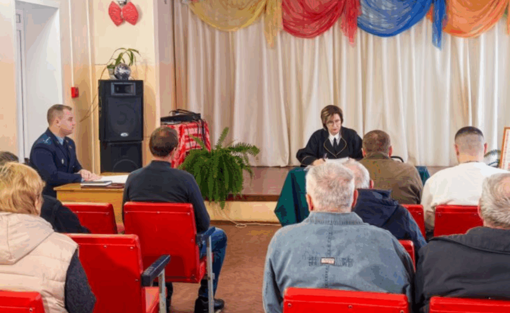 Выездное заседание суда по делу о краже свиней в Селецком сельсовете, судья зачитывает приговор, зрители слушают