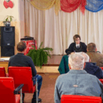 Выездное заседание суда по делу о краже свиней в Селецком сельсовете, судья зачитывает приговор, зрители слушают