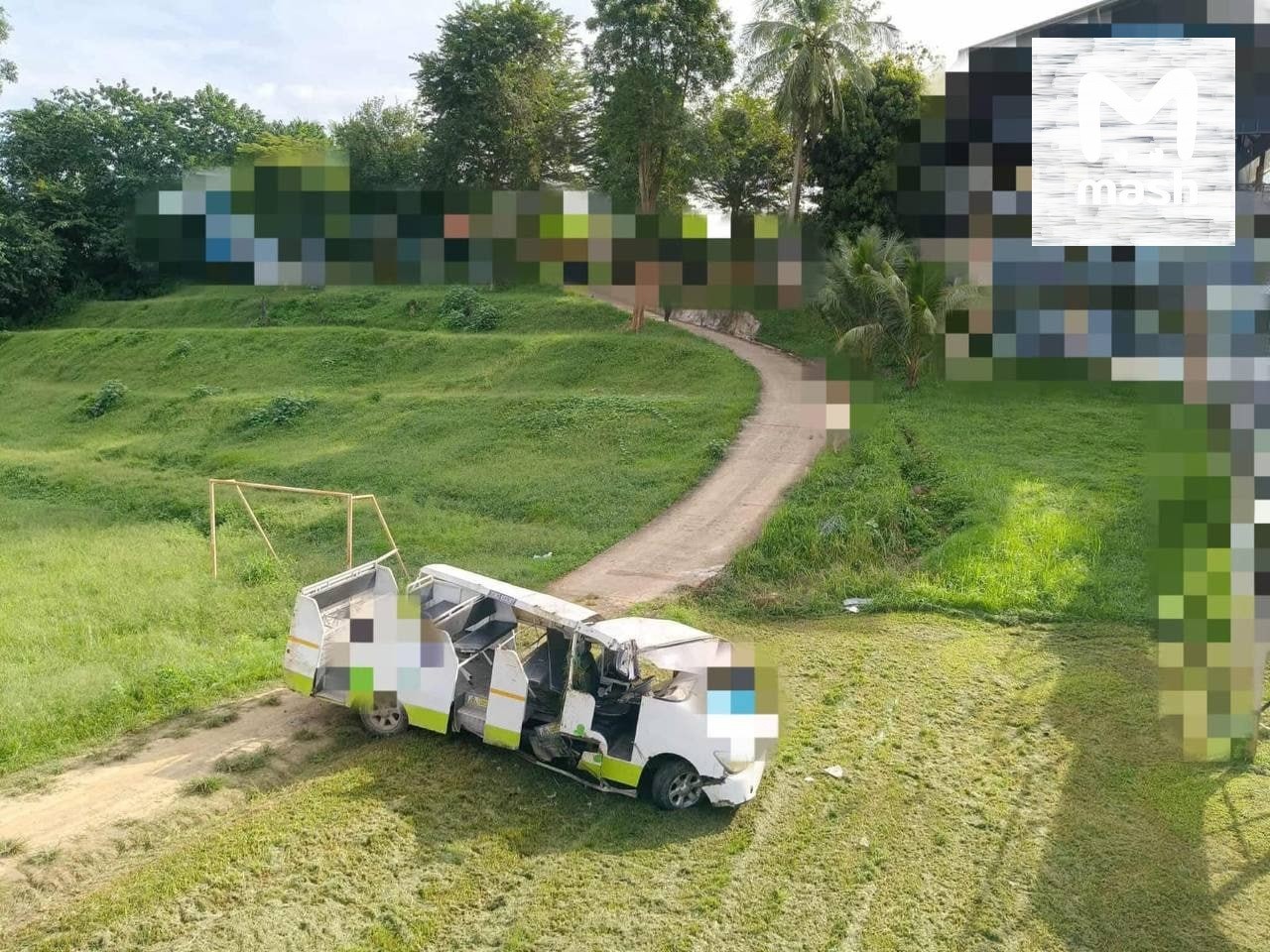 Автобус с туристами перевернулся