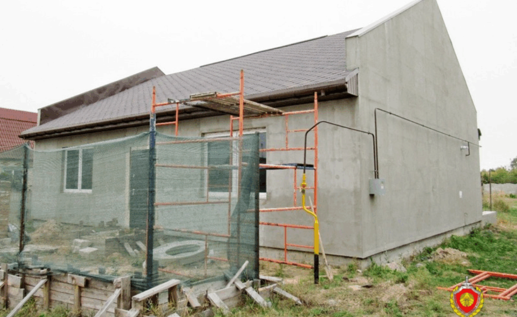 Вид дома с незавершённой реконструкцией и строительными лесами, зафиксированный экспертами.